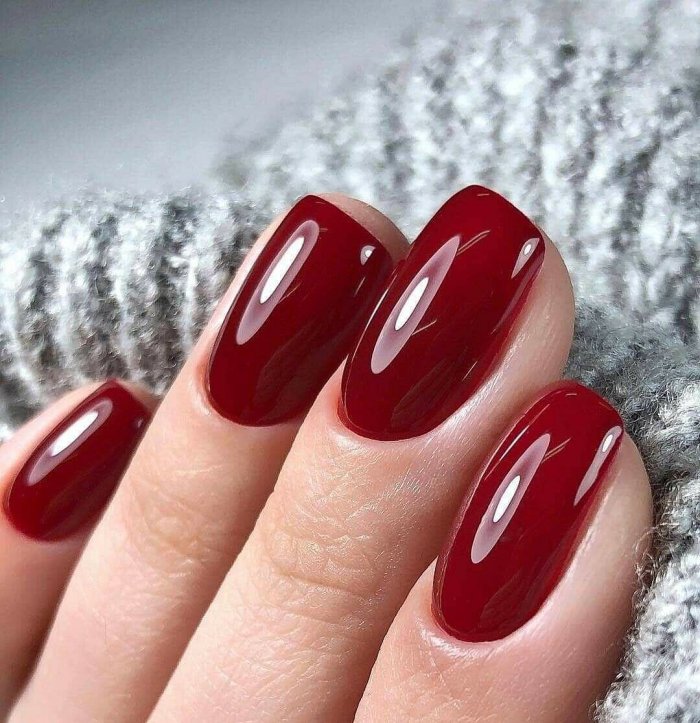 Маникюр на короткие ногти в красных тонах