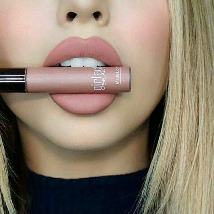 Бледно розовая помада матовая