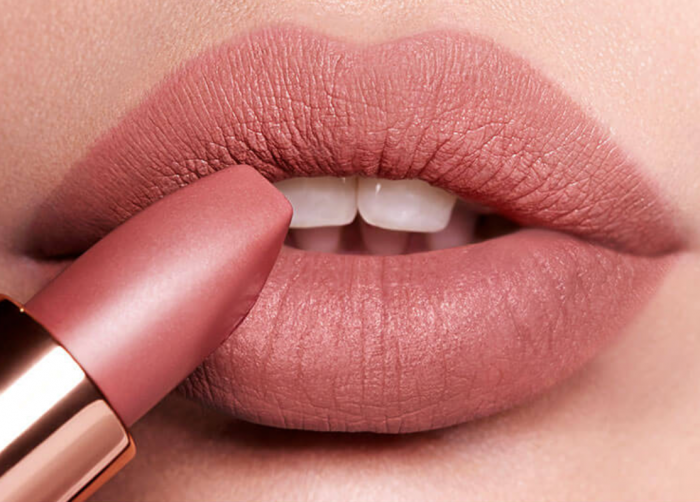 Розовая нюдовая матовая помада