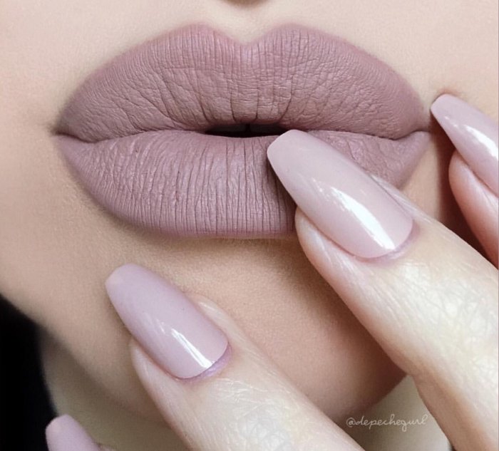 Серо розовая помада