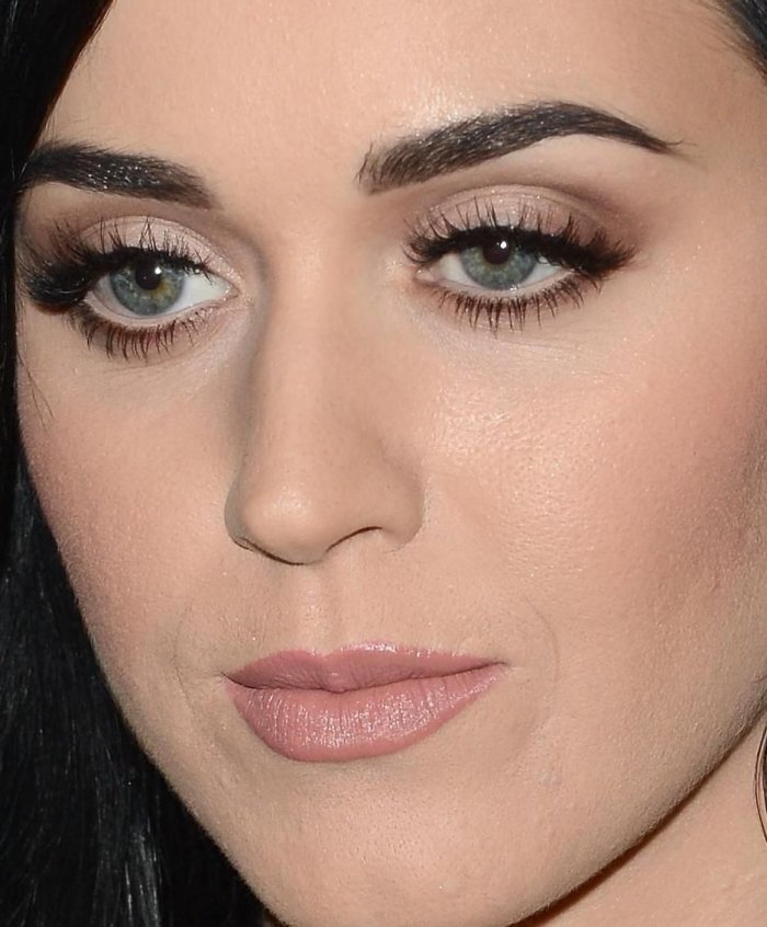 Нюдовый цвет помады для брюнеток