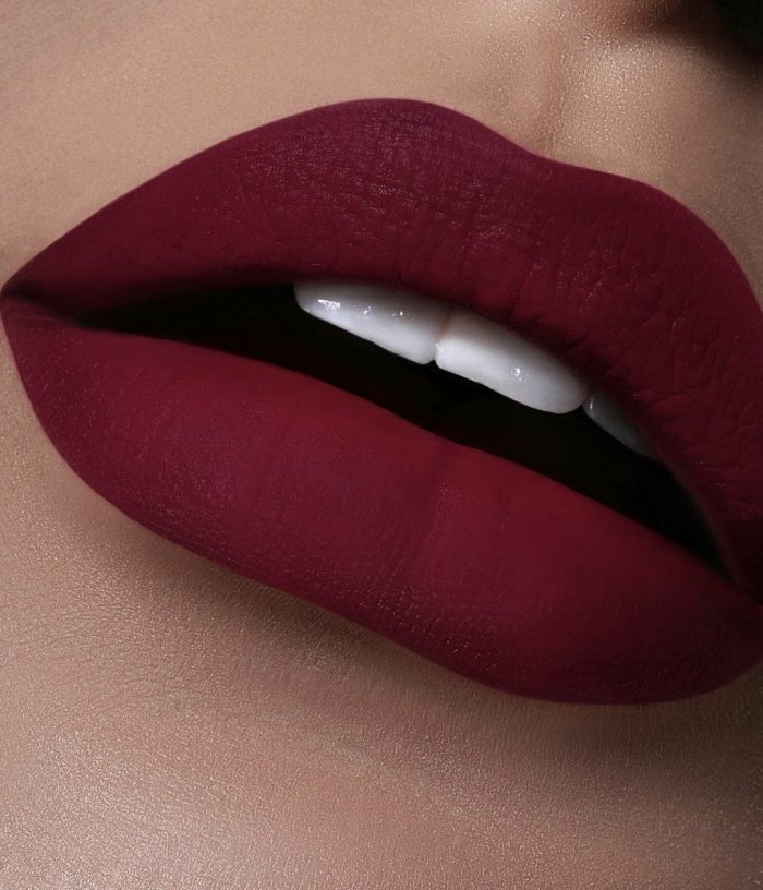 Матовая помада на губах