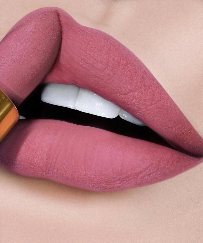 Светло розовая матовая помада