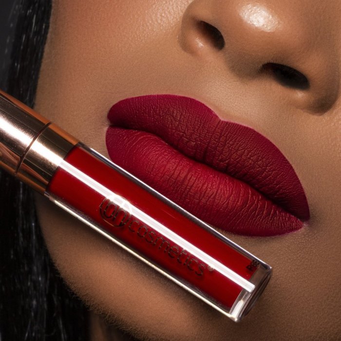 Красная матовая помада на губах