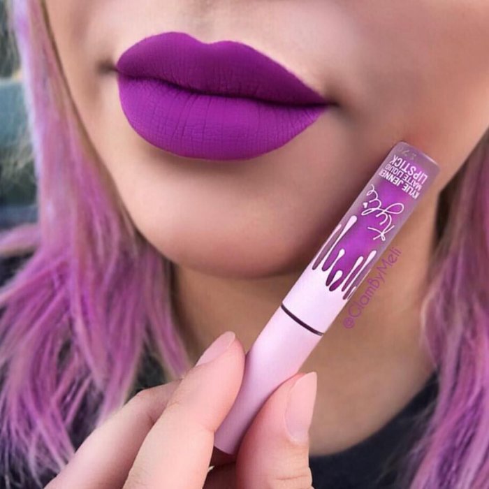 Kylie помада сиреневая