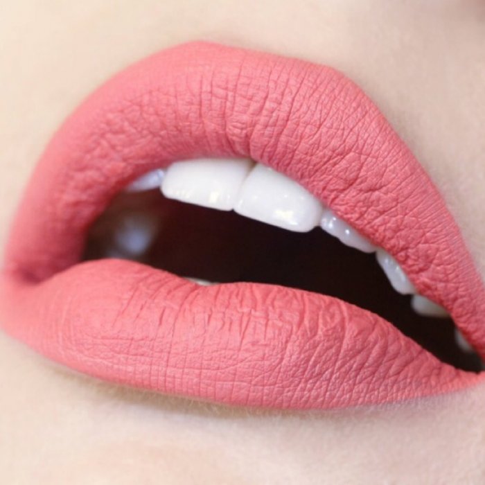 Макияж губ матовый