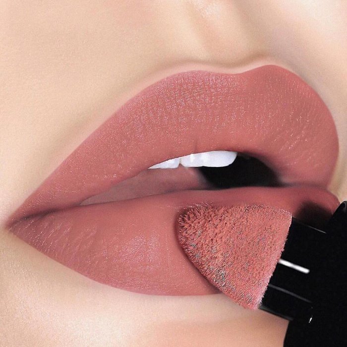 Бежевая помада