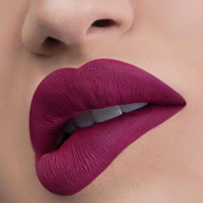 Малиновая помада