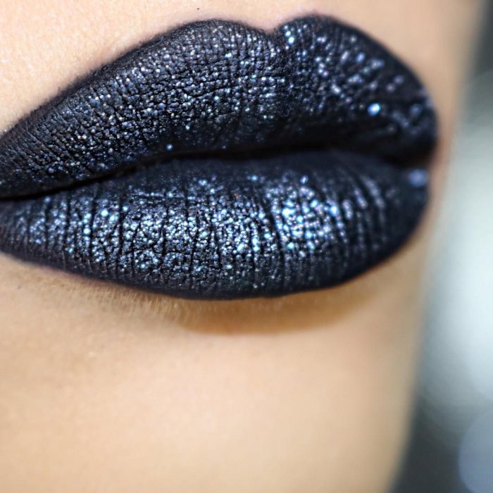 Макияж с черными губами