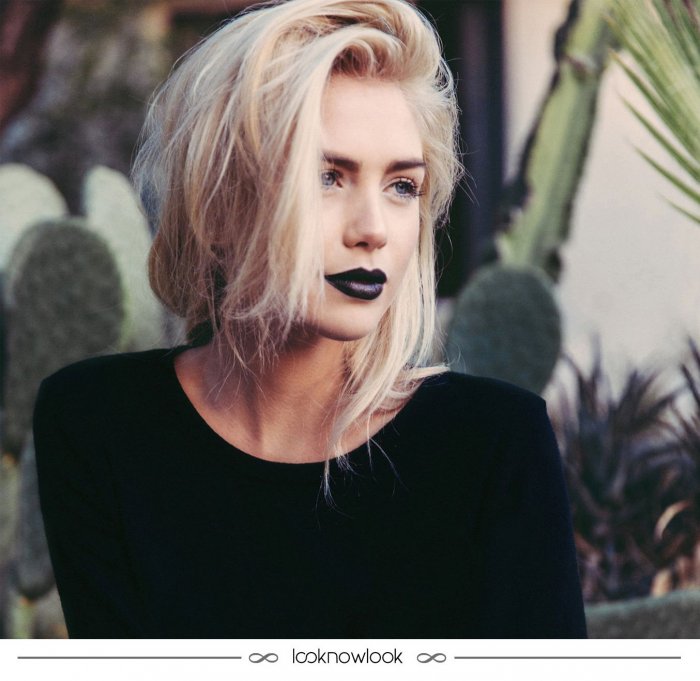 Блондинка с темными губами