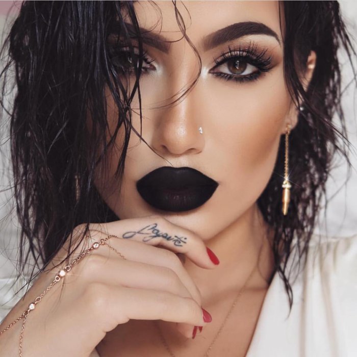 Девушка с черными губами