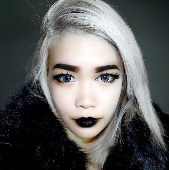 Девушка с черными губами