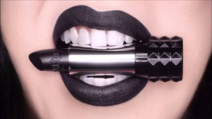 Черная помада для губ