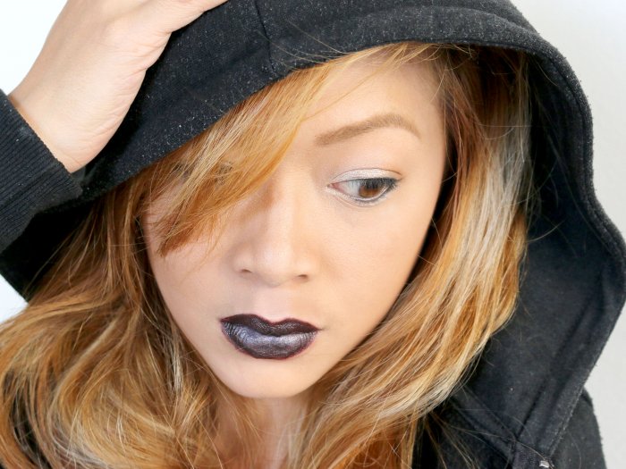 Как носить черную помаду