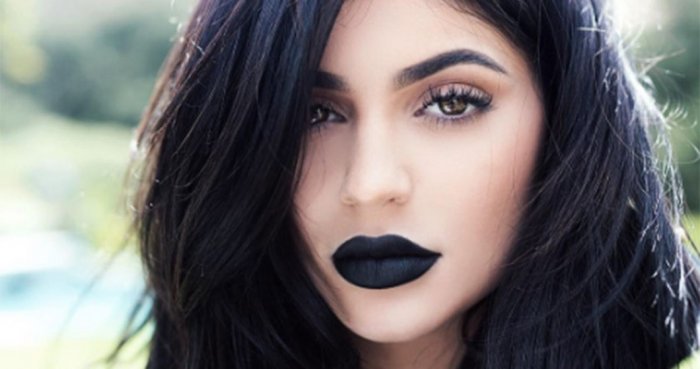 Кайли Дженнер темная