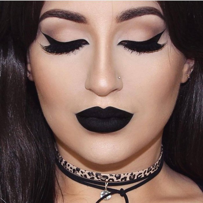 Люди с черной помадой