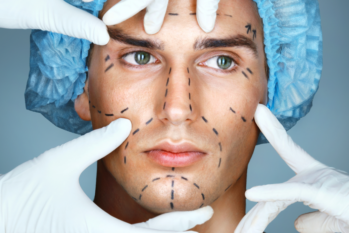 Мужчина у пластического хирурга