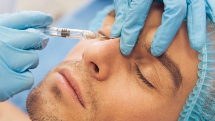 Мужчина у косметолога