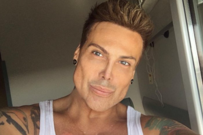 Мужчина у пластического хирурга