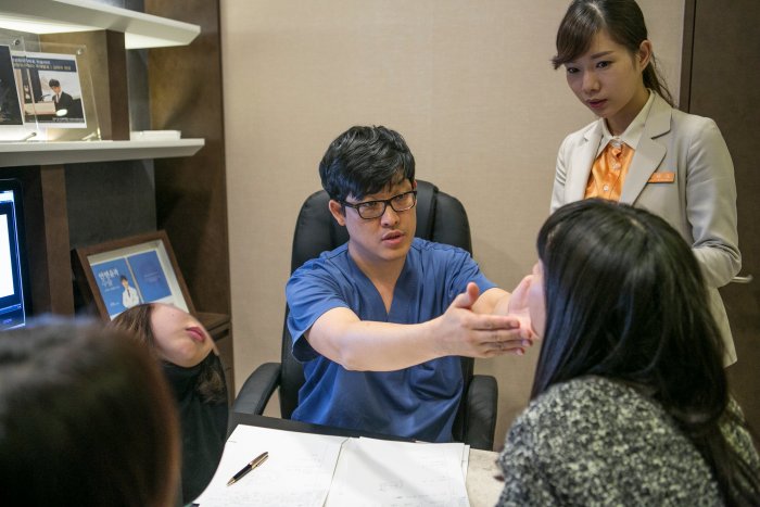 Реклама пластической хирургии в Корее