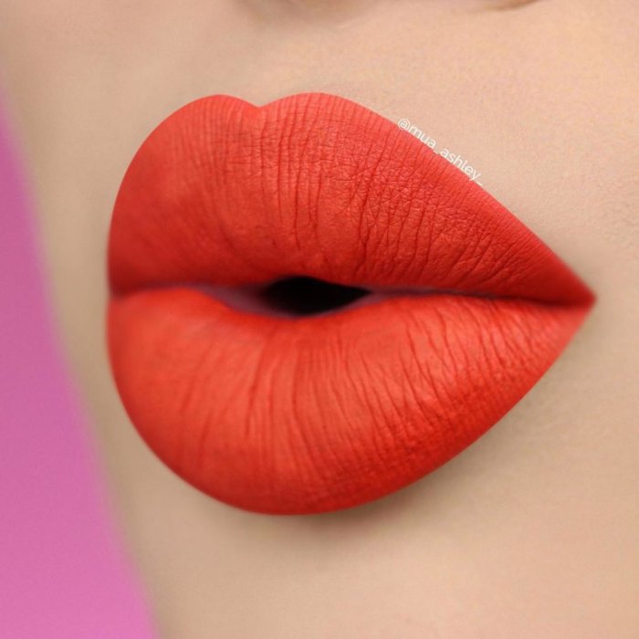 Макияж с алыми губами