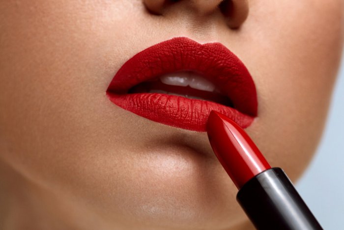 Красные губы