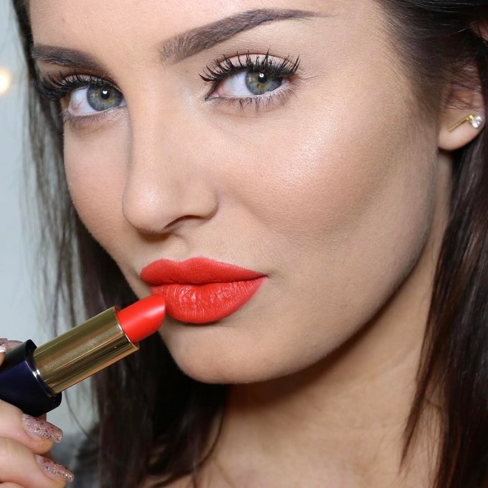 Яркие матовые губы