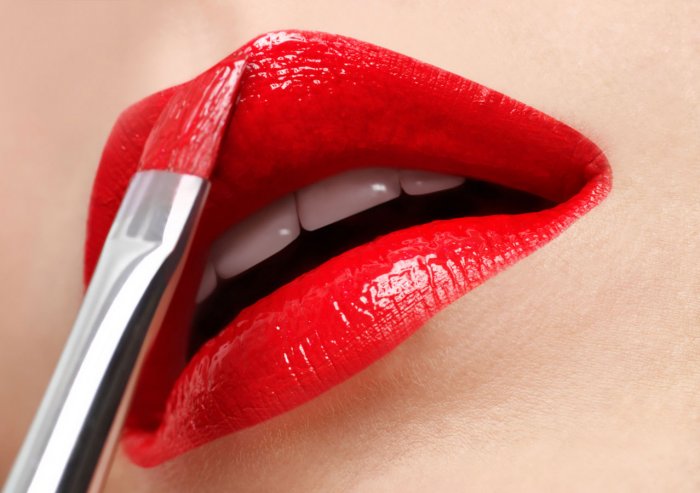 Красить губы красной помадой