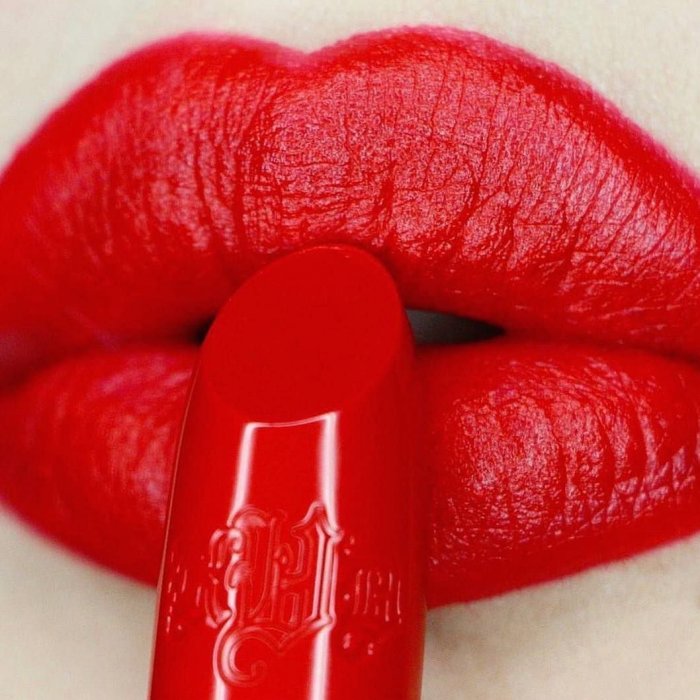 Алая губная помада