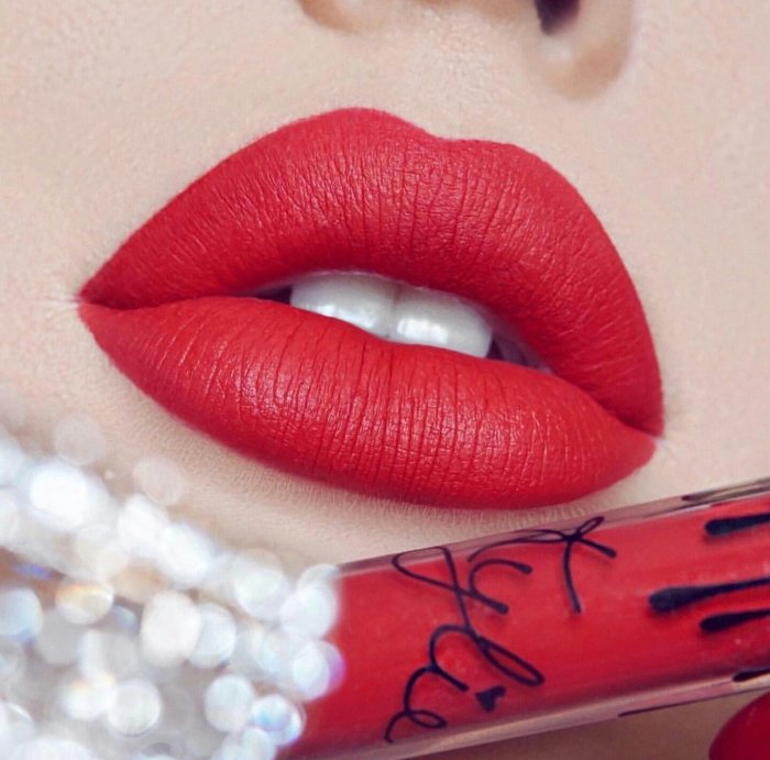 Красно розовая помада