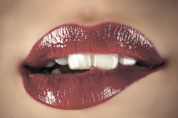 Красная лаковая помада на губах