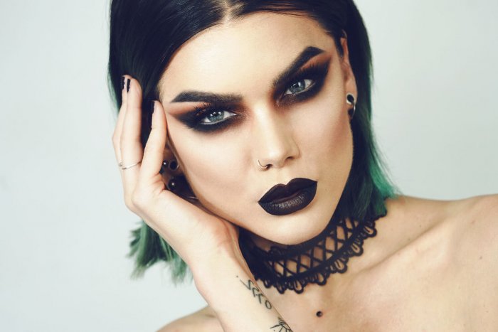Темный макияж