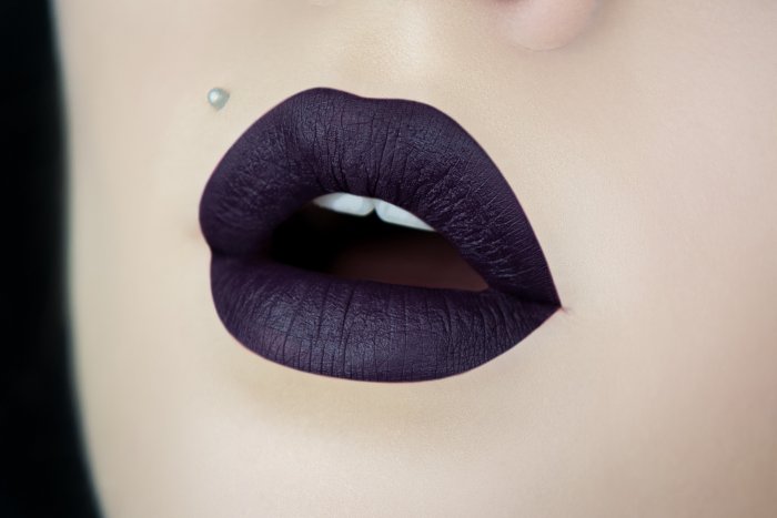 Красивые губы накрашенные черной помадой
