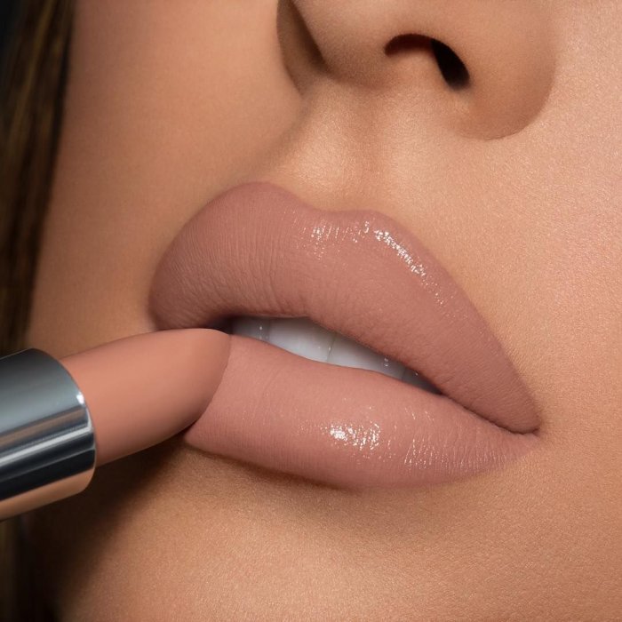 Нюдовый цвет помады