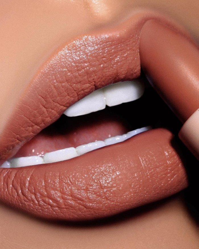 Нюдовые губы