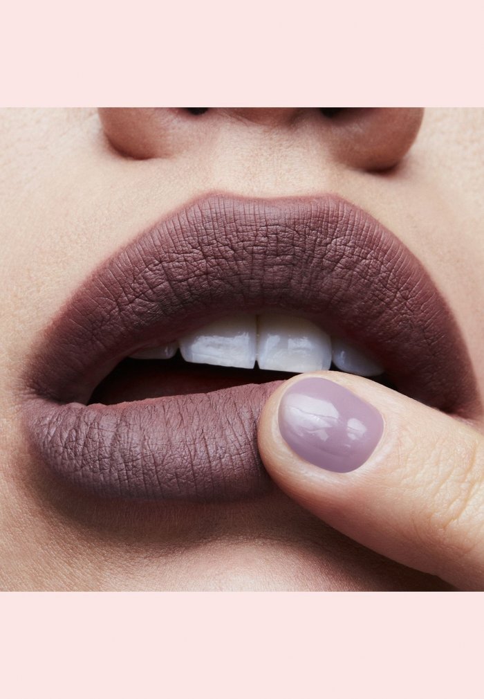 Матовые нюдовые губы