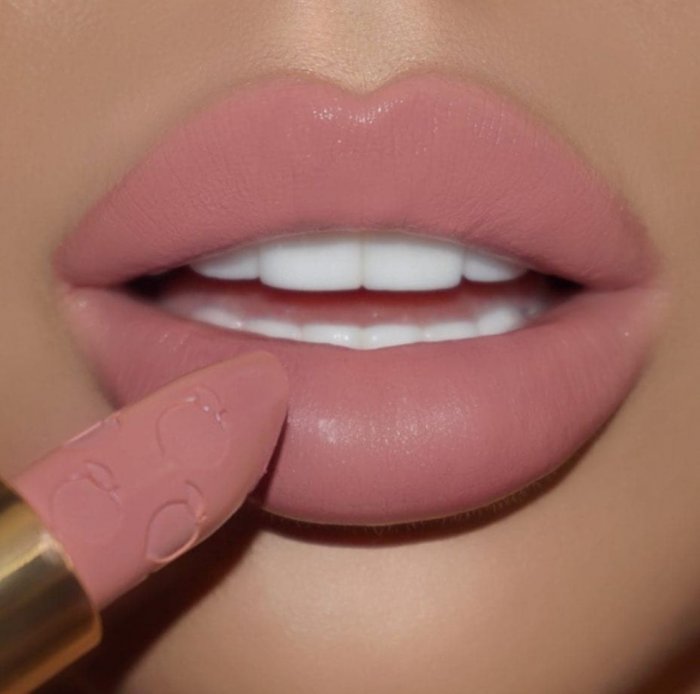 Светло розовая матовая помада