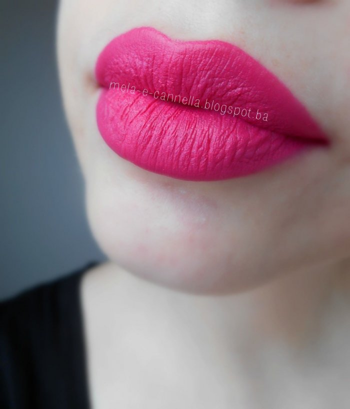 Губная помада фуксия