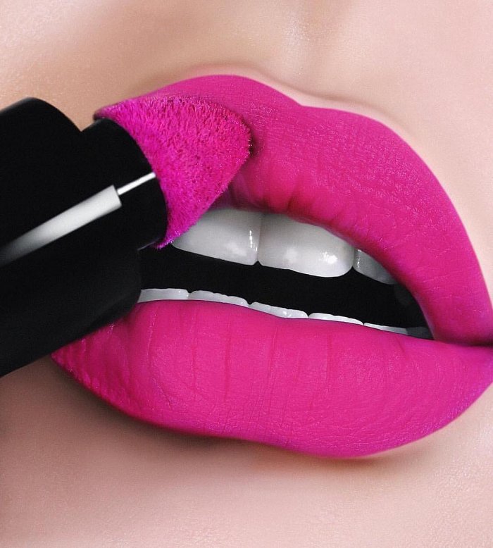 Ярко розовая помада