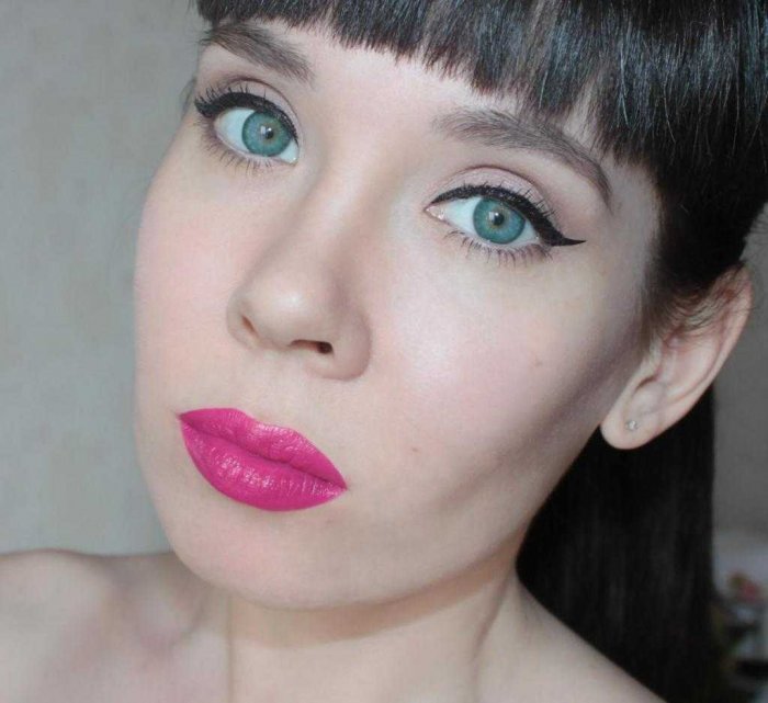 Губная помада фуксия