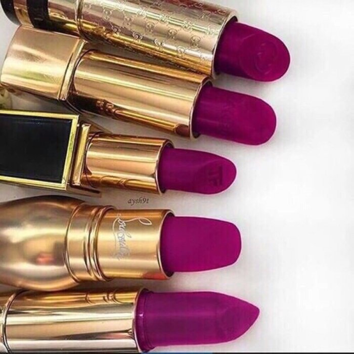 Ногти и помада фуксия