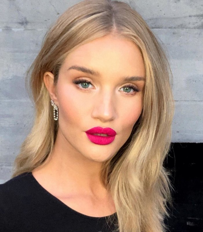 Рози Хантингтон-Уайтли помада фуксия