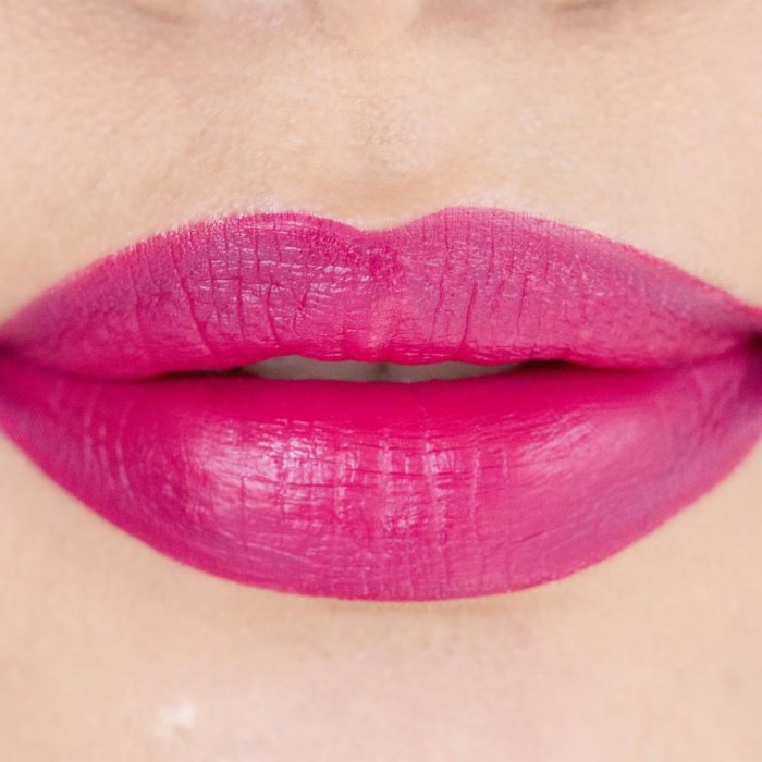 Губная помада фуксия