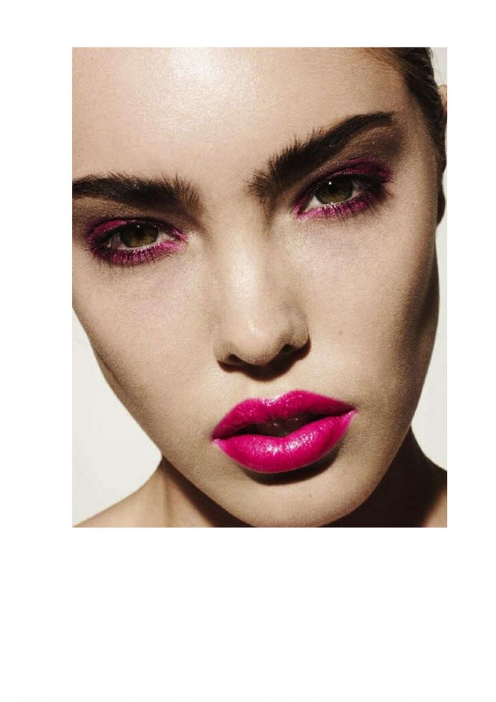 Помада яркая фуксия