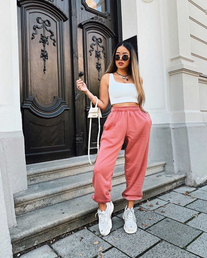 Широкие спортивные штаны и топ