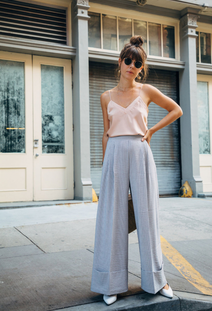 Девушка в широких брюках