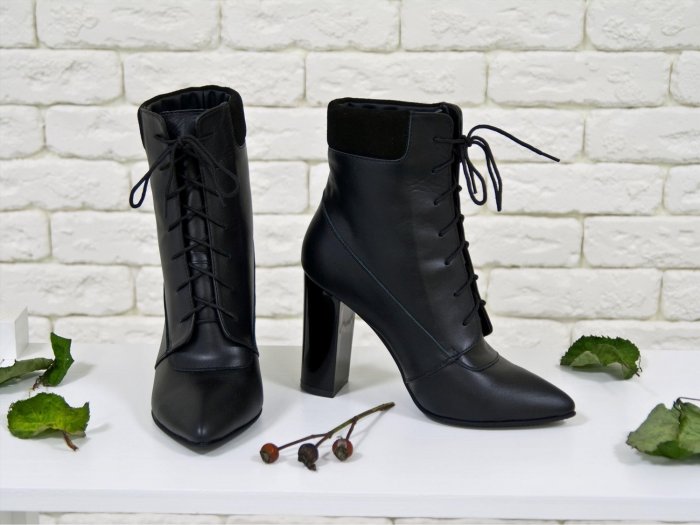 Ботинки на каблуке со шнуровкой
