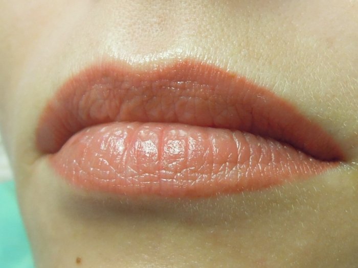 Татуаж губ карамель