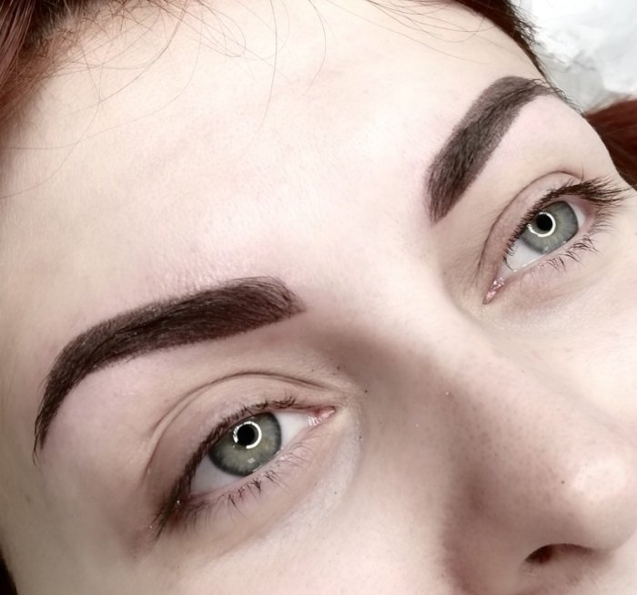 Татуаж бровей в темно коричневом цвете