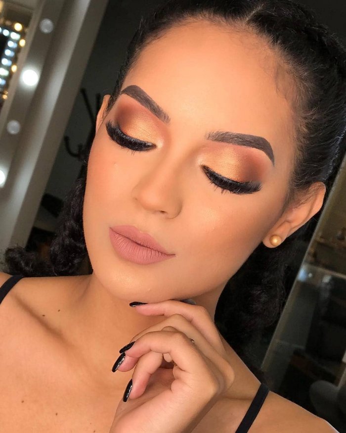 Модная форма бровей татуаж